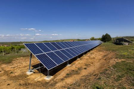 光伏发电厂中的太阳能电池板. 可再生能源替代电力照片